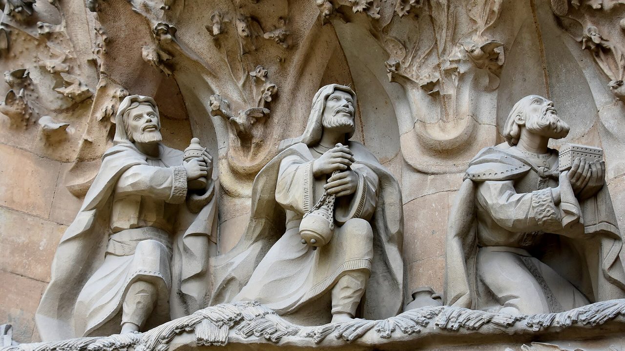 Figuras talladas en la fachada del Nacimiento de la Sagrada Família, en Barcelona