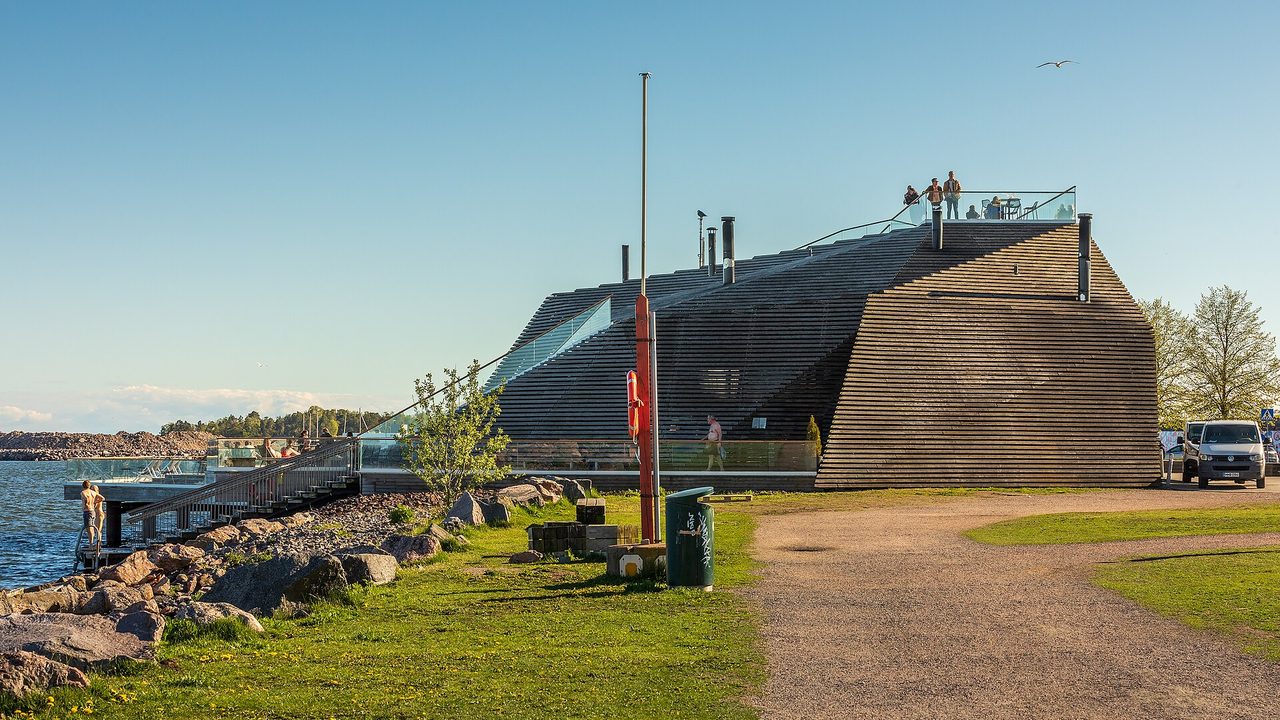 El edificio de la sauna pública Löyly, en el paseo marítimo de Hernesaari, en Helsinki, en un día soleado