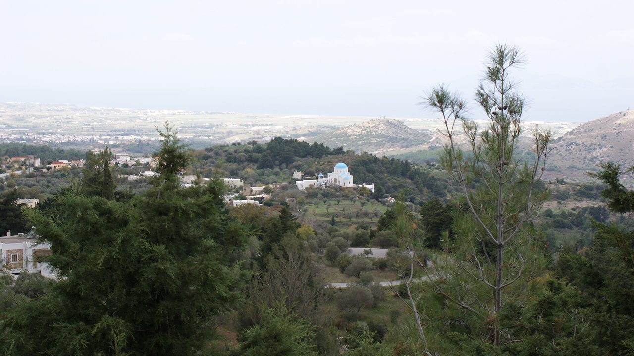 Der Blick vom Wanderweg auf dem Berg Dikeos oberhalb von Zia, über Asfendiou hinweg Richtung Tigaki und Meer