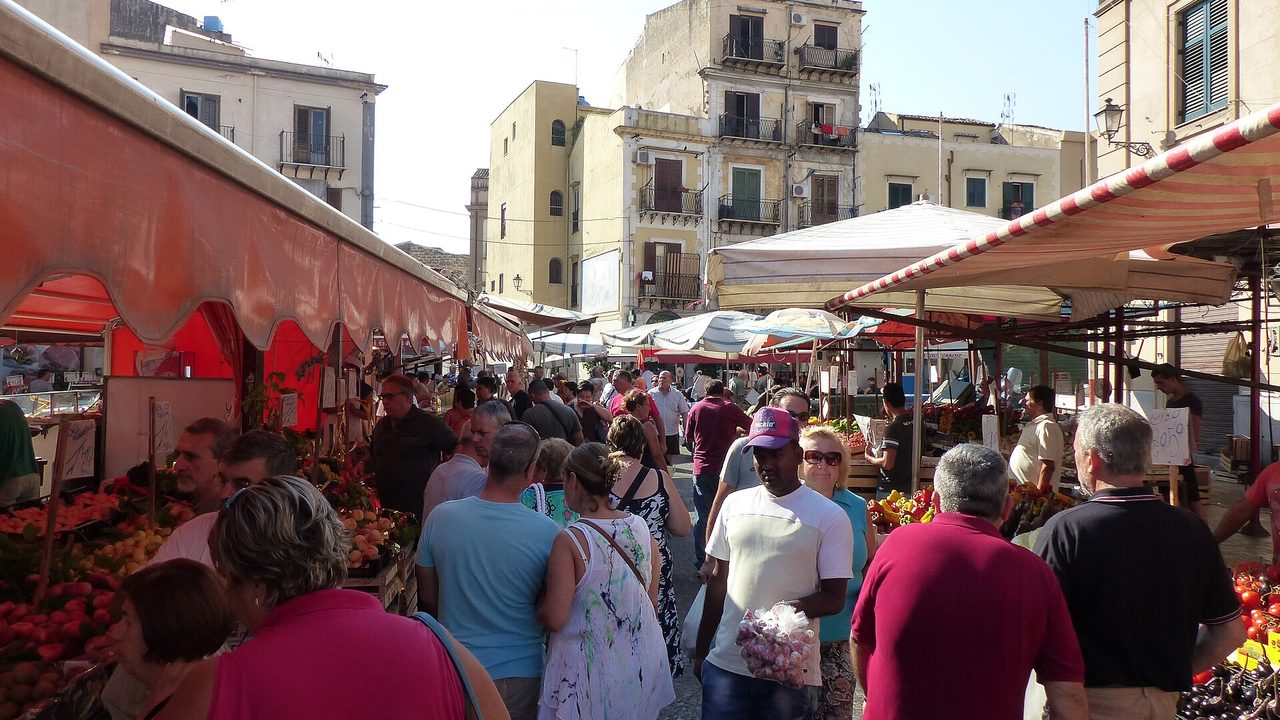 Kunden zwischen den Obst- und Gemüseständen des Marktes Ballarò in Palermo