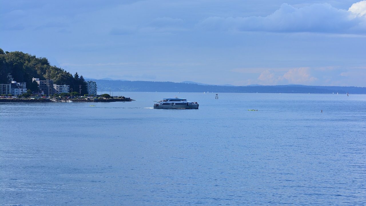 Das King County Water Taxi Doc Maynard verlässt West Seattle auf der Elliott Bay