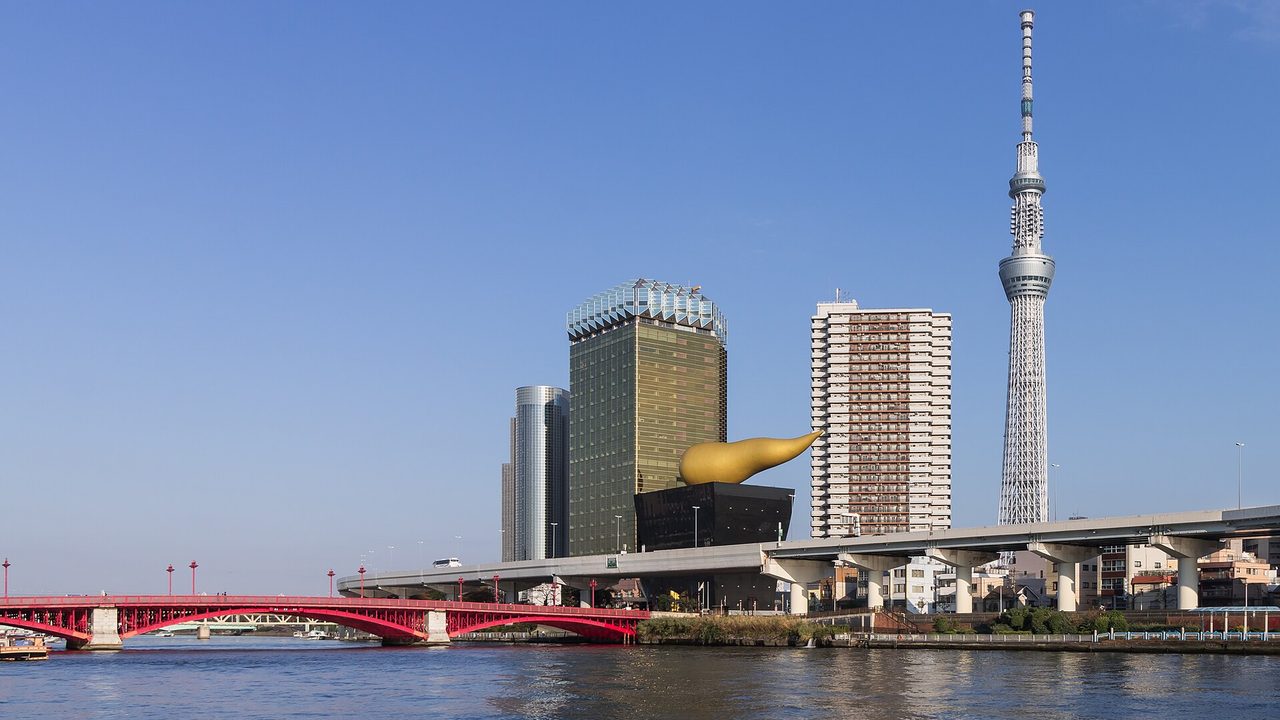 Der Fluss Sumida an der Azuma-Brücke in Asakusa an einem klaren Tag, dahinter der Tokyo Skytree