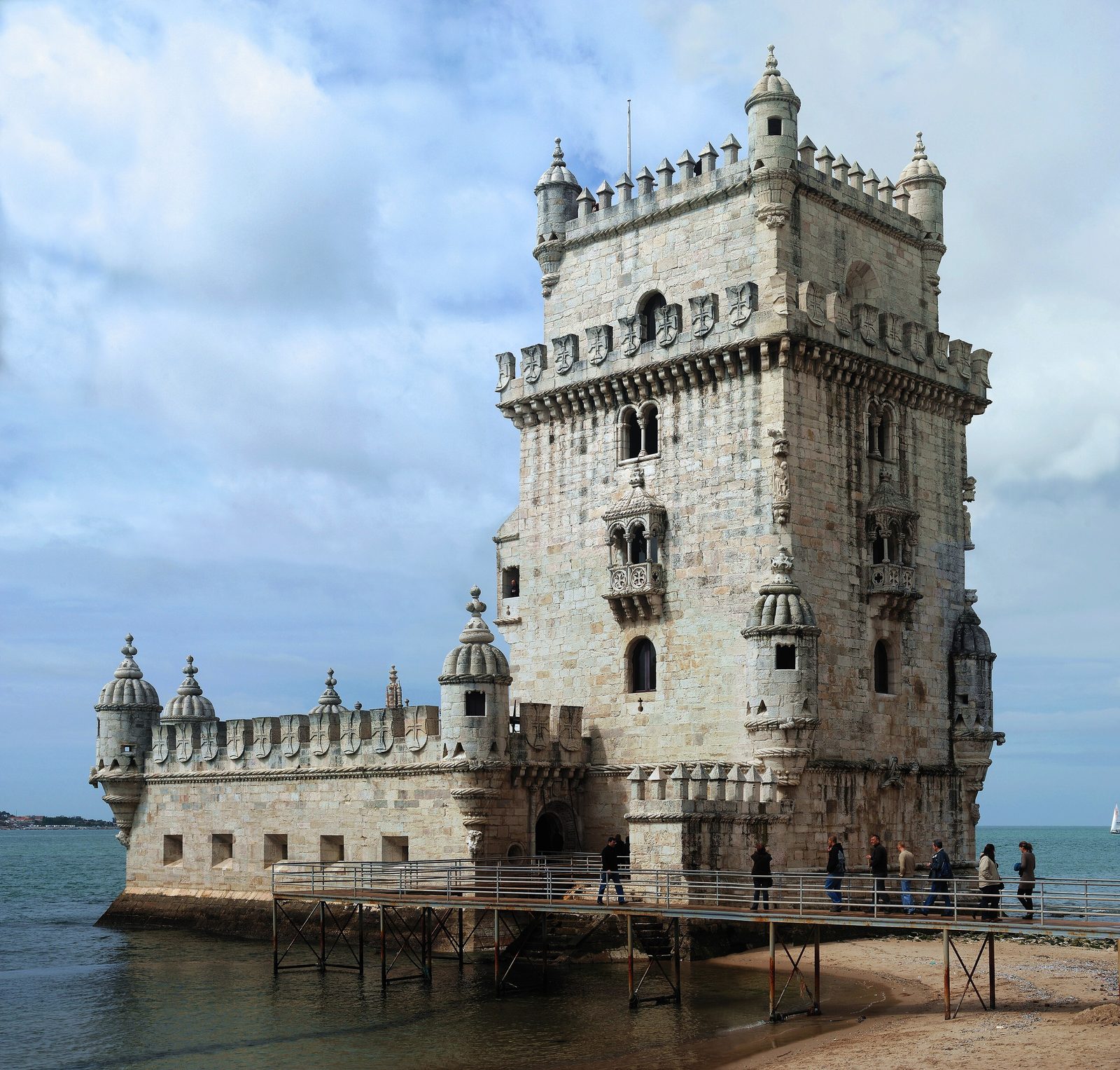 La tour de Belém, en pierre claire, au bord du Tage à Lisbonne, par une journée ensoleillée