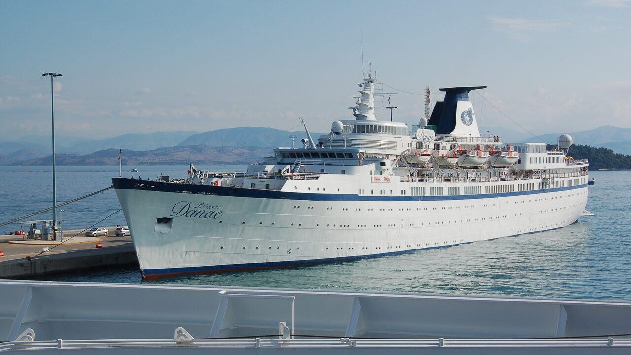 Das Kreuzfahrtschiff Princess Danae am Kai im Hafen von Korfu, auf der anderen Seite des Wassers Hügel