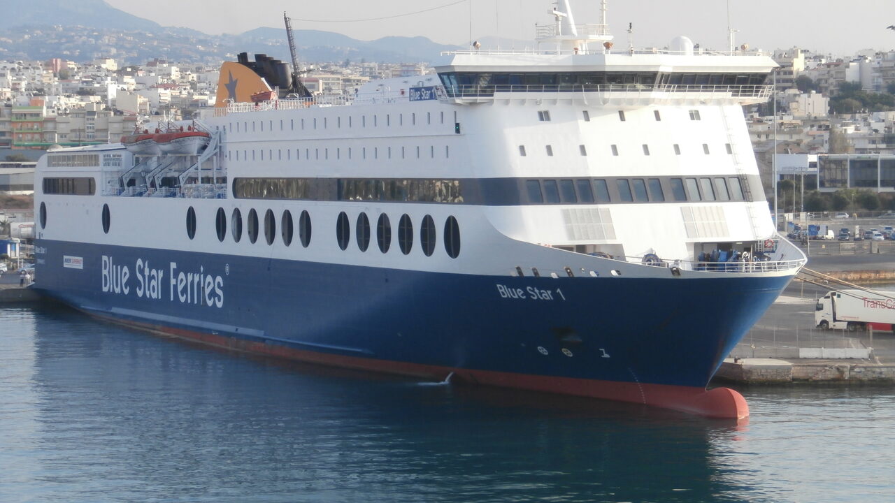 El ferry Blue Star 1 atracado en Heraclión, con la ciudad detrás