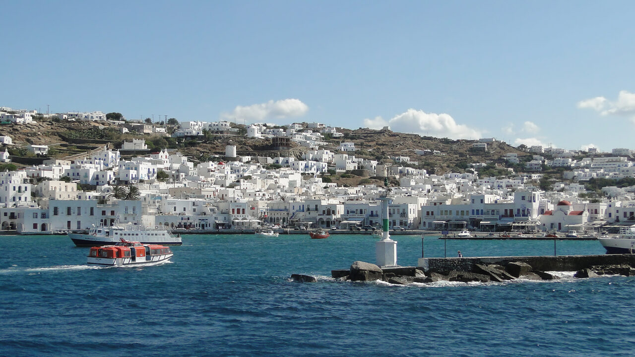 Barcos en el agua frente a las casas blancas del Puerto Viejo de Mykonos