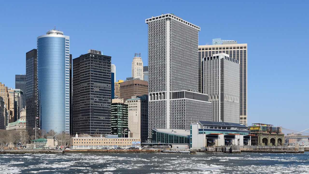 Die Skyline von Lower Manhattan, vom Deck der Staten Island Ferry im Winter über das Wasser gesehen