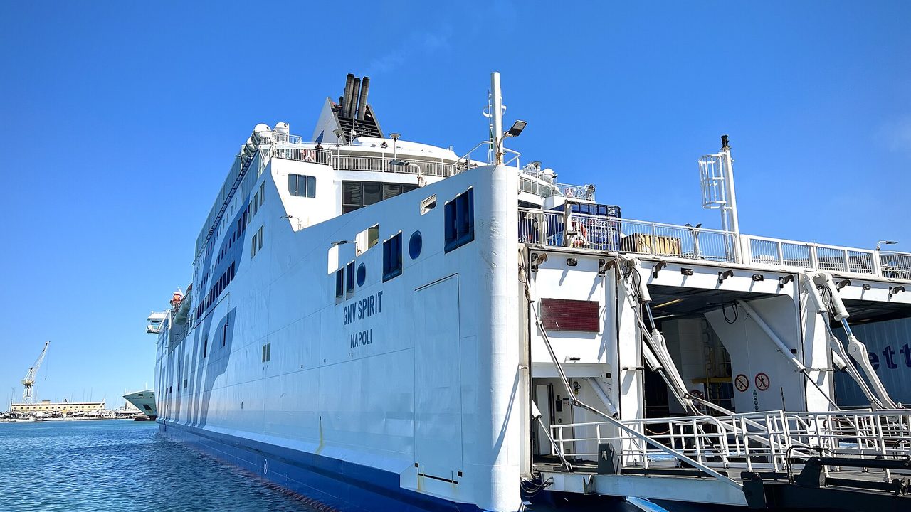 Die Fähre GNV Spirit liegt im Hafen von Palermo unter strahlend blauem Himmel