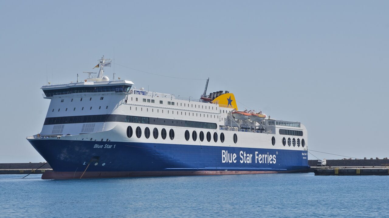 Die weiß-blaue Fähre Blue Star 1 am Kai in Rhodos