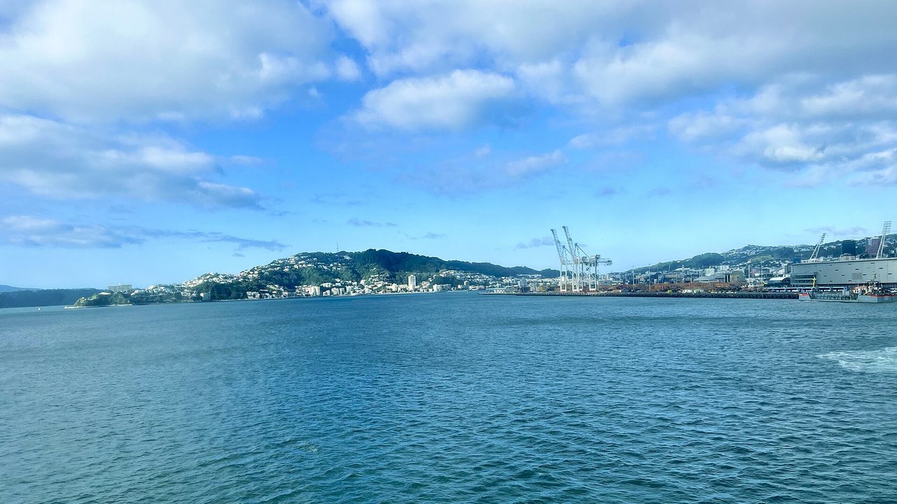 Der Hafen von Wellington und seine grünen Hügel, gesehen vom Deck einer Interislander-Fähre auf dem Weg nach Picton