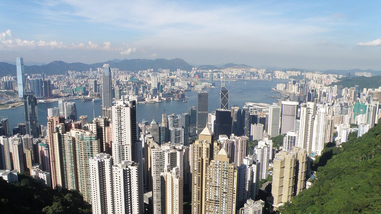 Die Nordküste von Hong Kong Island, der Victoria Harbour und Kowloon an einem klaren Tag, vom Peak Tower aus gesehen